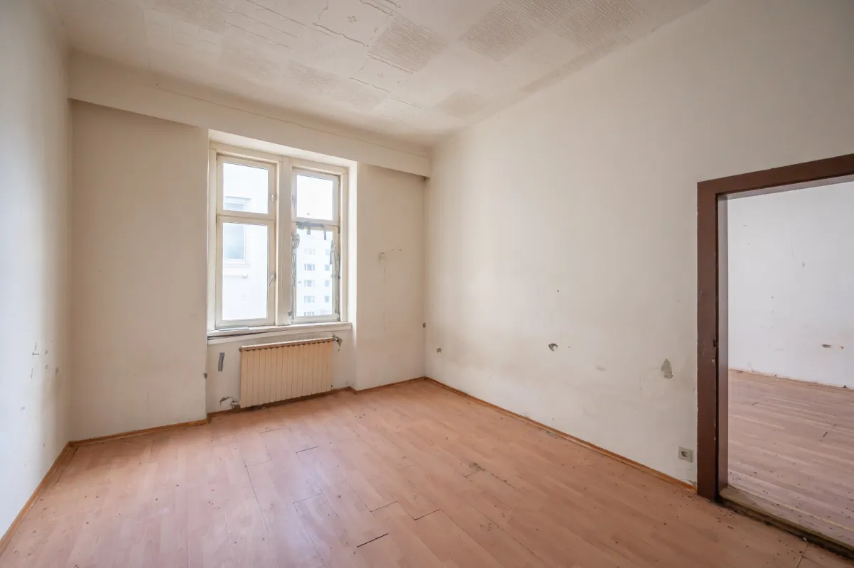 **Hannovermarkt** Renovation Opportunity: 3-Room Period Apartment with Approved Balcony and Airbnb Potentia - Bild 1