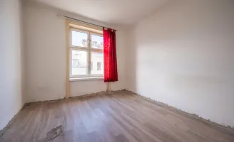 **Hannovermarkt** Renovation Opportunity: 2-Room Period Apartment with Airbnb Potential
