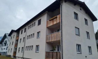 Sanierungsbedürftige 2 Zimmer Wohnung mit Balkon, ab sofort zu mieten !!!