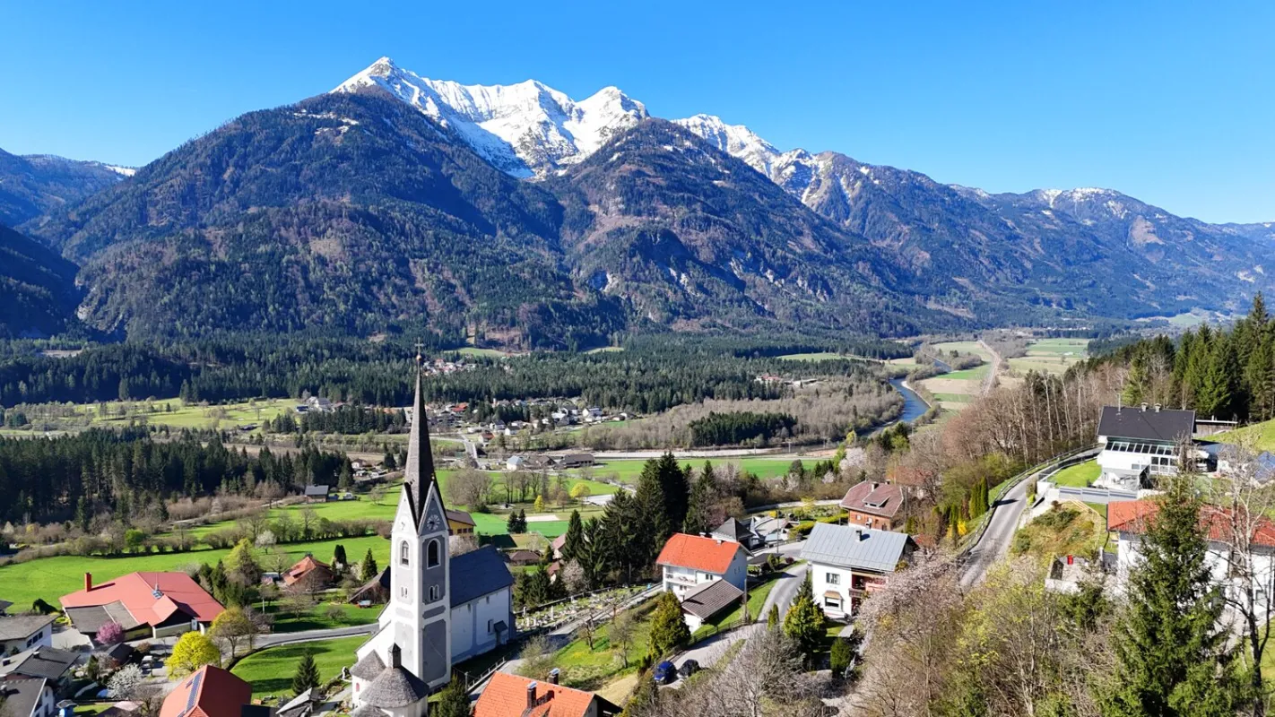 Ferienpension oder Familienidylle? Vielseitiges Wohnhaus mit Bergpanorama & Potenzial - Bild 1
