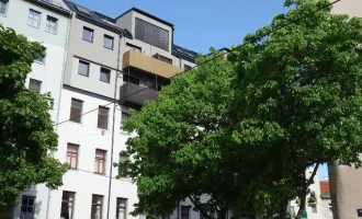 Sanierungsbedürftig: Zimmer Küche Kabinett mit Duschbad in gepflegtem Altbau
