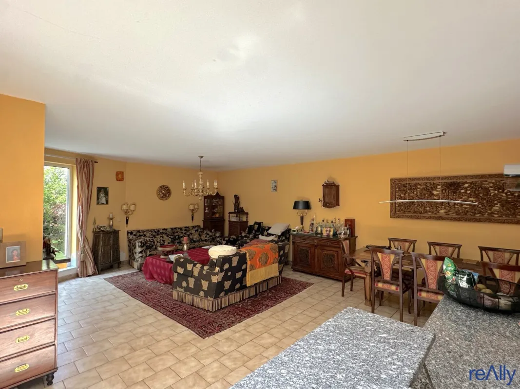 Großzügiges Einfamilienhaus am Stadtrand mit Garten, Terrasse und Doppelgarage - Bild 1