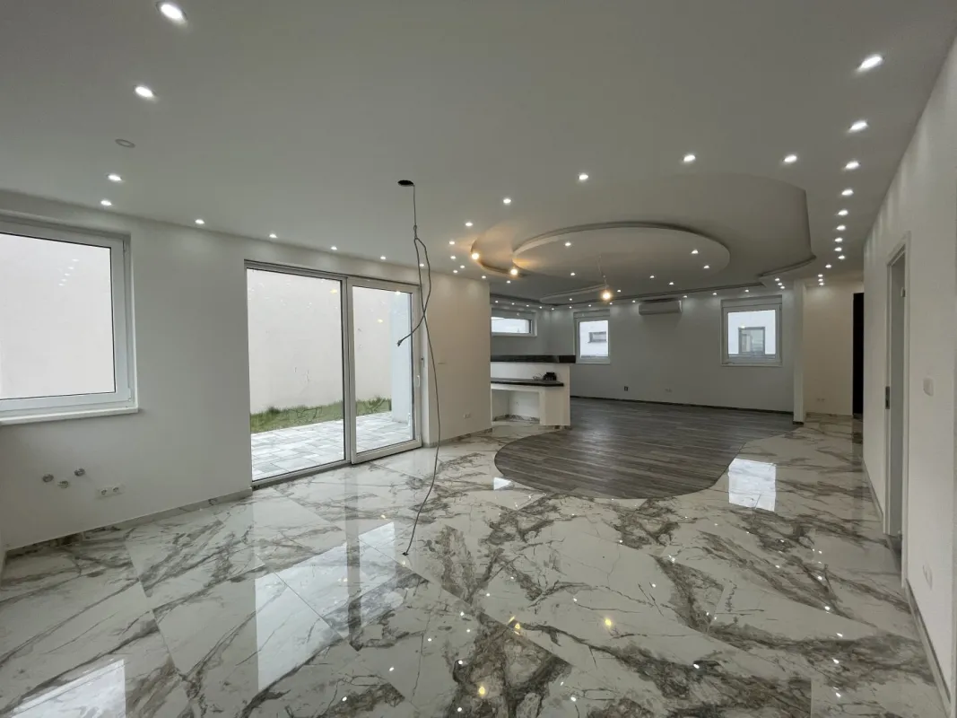 Bungalow, Hochmodernes Seehaus, 3 Zimmer, mit Garten und Terrasse, nur 4 Gehminuten vom Neufelder See entfernt - Bild 1