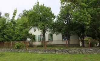 Heiligenkreuz: Sanierungsbed. Bauernhaus mit Obstbaumbestand