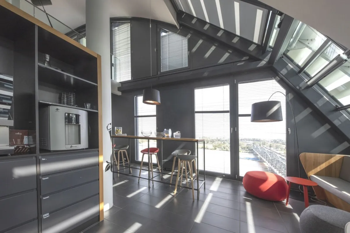 Modernes DG-Büro (Maisonette) mit perfektem Donau-Weitblick ab Oktober 25 im RIVERGATE! - Bild 1