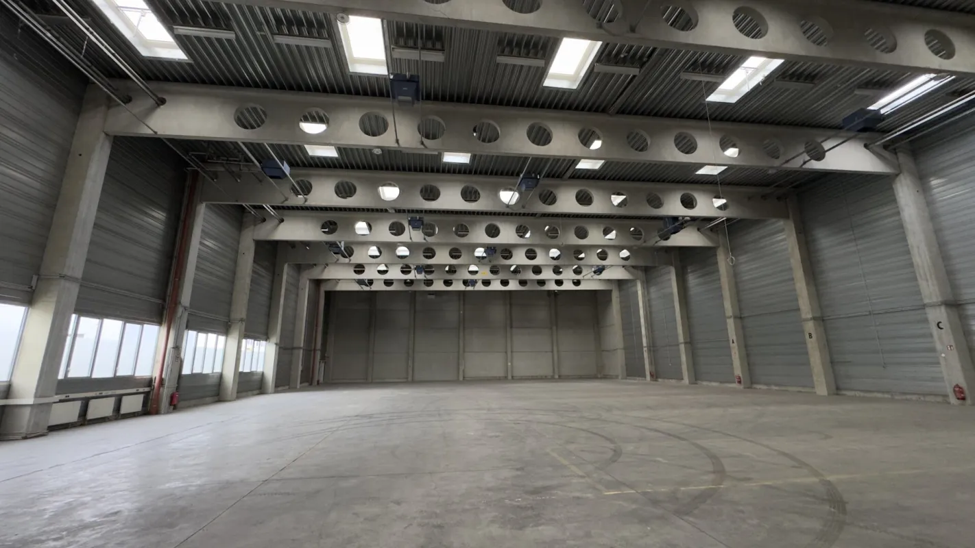~1.500 m² Lagerhalle (9 Meter hoch, keine Mittelstützen) + ~ 65m² Büro in 1230 Wien - Eitnergasse 17 - Bild 1