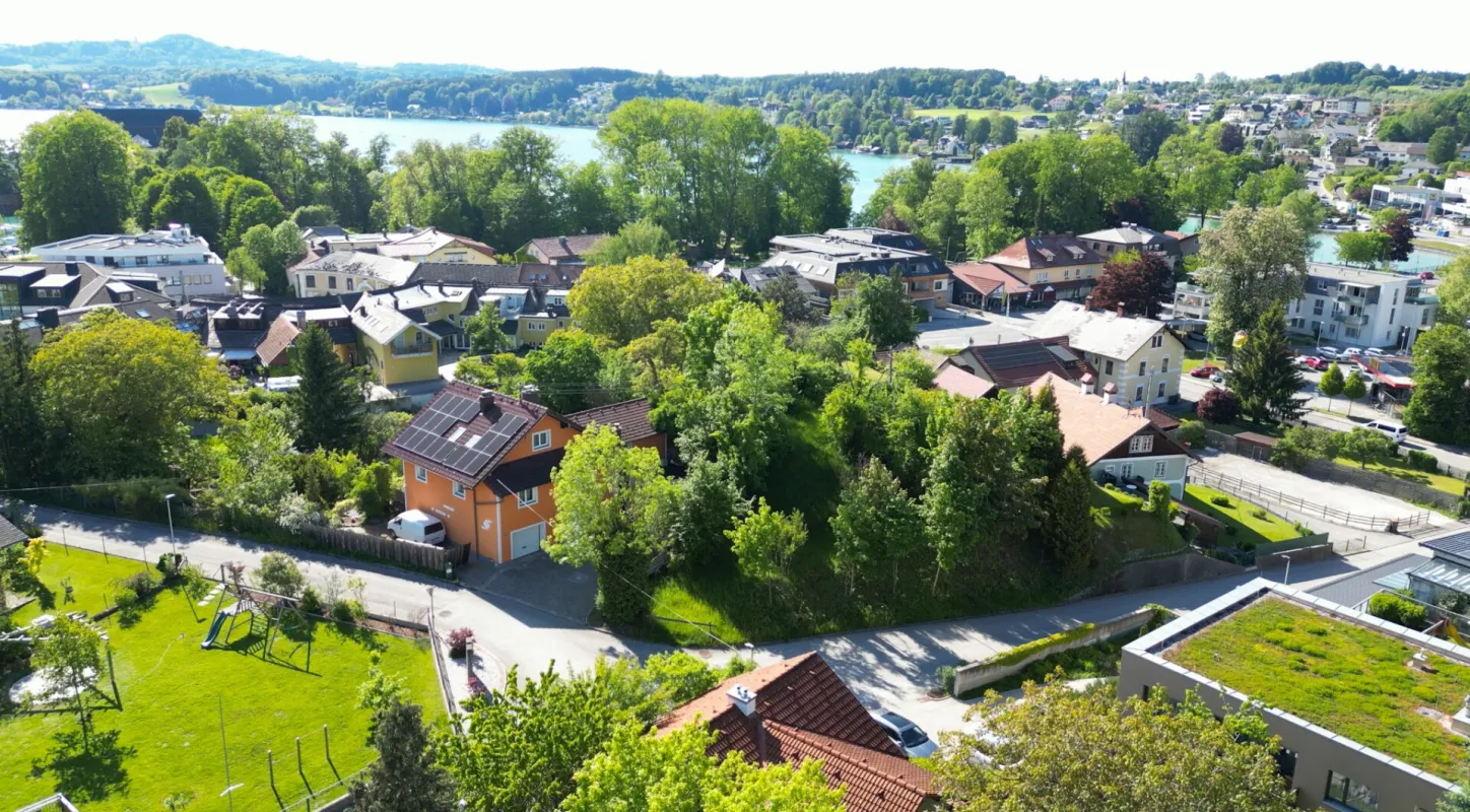Zentral, Altbaumbestand und Attersee in Gehweite - Einfamilienhaus in Schörfling - Bild 1