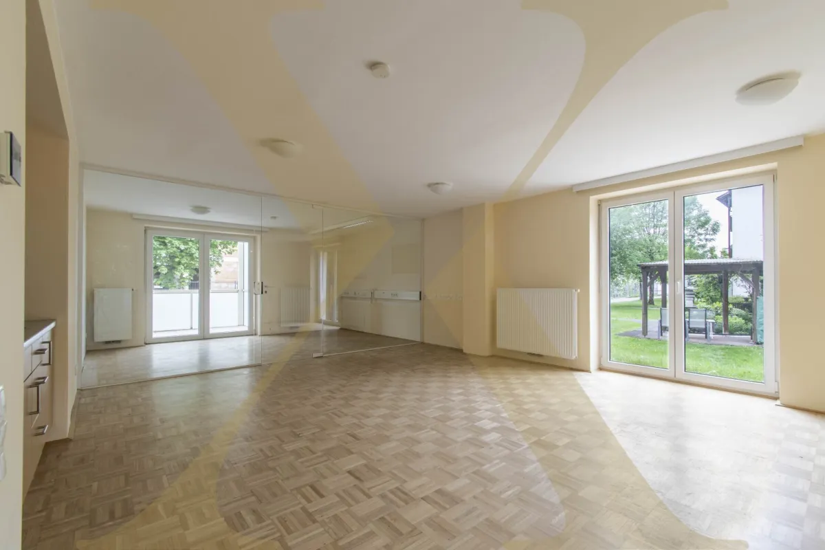 3 MONATE MIETFREI! Helle Büro-/Praxisfläche mit Loggia und Küche in Laakirchen zu vermieten! - Bild 1