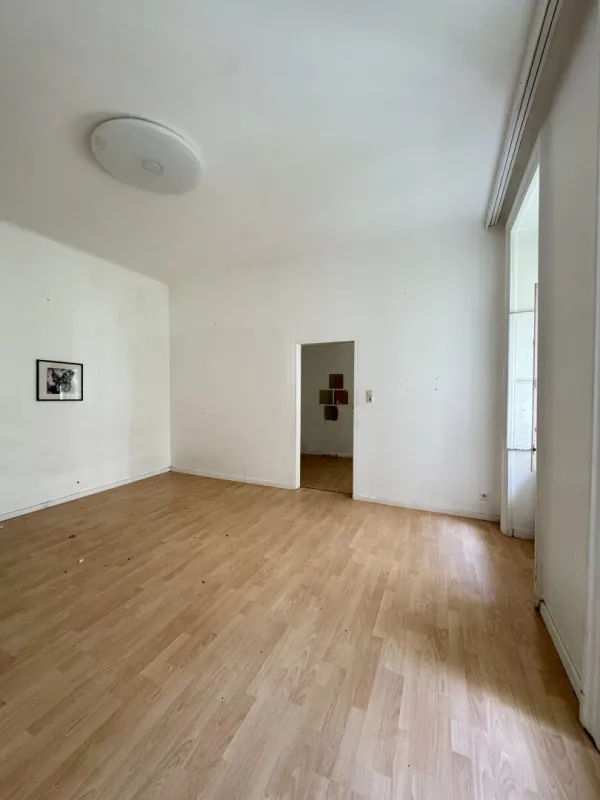 Wiener Altbau mit Potenzial – 2-Zimmer-Ruhelage mit grünem Innenhofblick - Bild 1