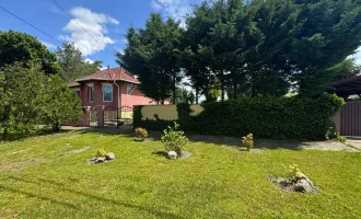 Urlaubsfeeling im Alltag! Wunderschöner, uneinsehbarer, großzügiger Garten | mit Pool | mit Terrasse, 2 Carports und Brunnen! | niedrige Betriebskosten | perfekte Raumaufteilung |