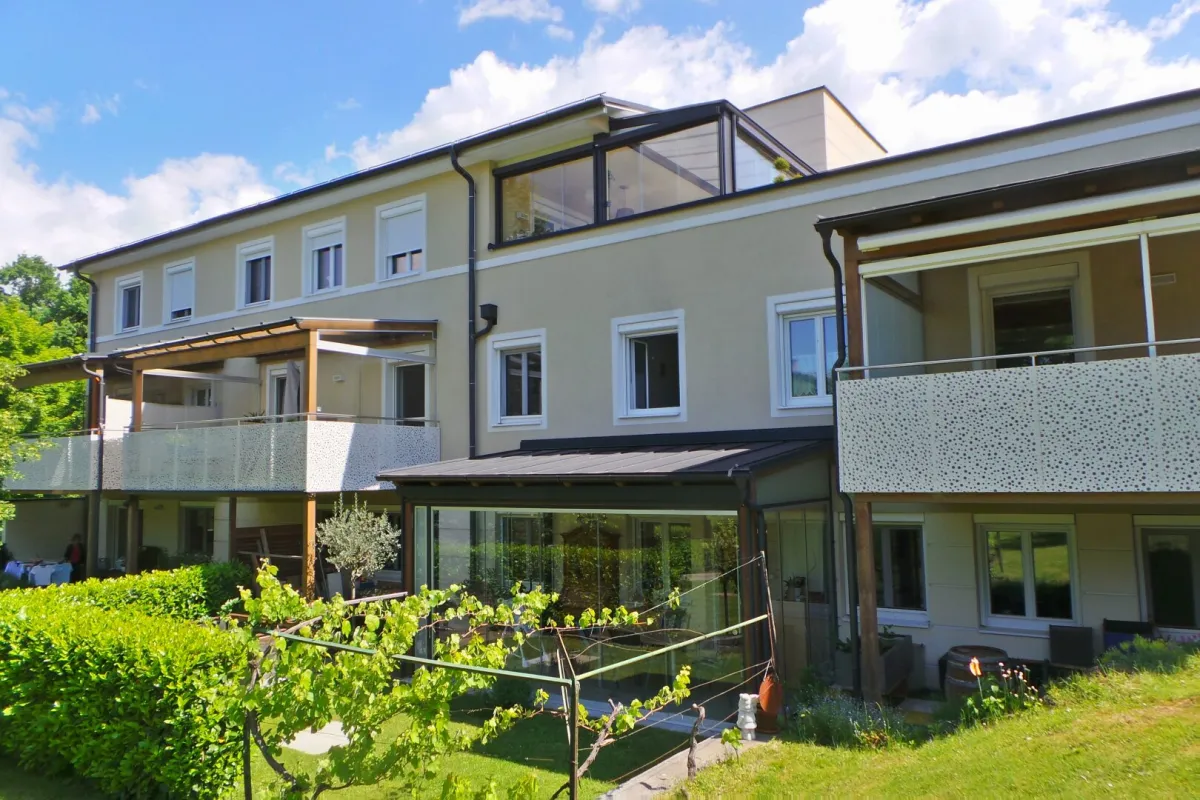SONNE-RUHE-NATUR stilvolle 4ZI in Top Lage mit Terrasse, 114m² Garten, Sommergarten und Carport - Bild 1