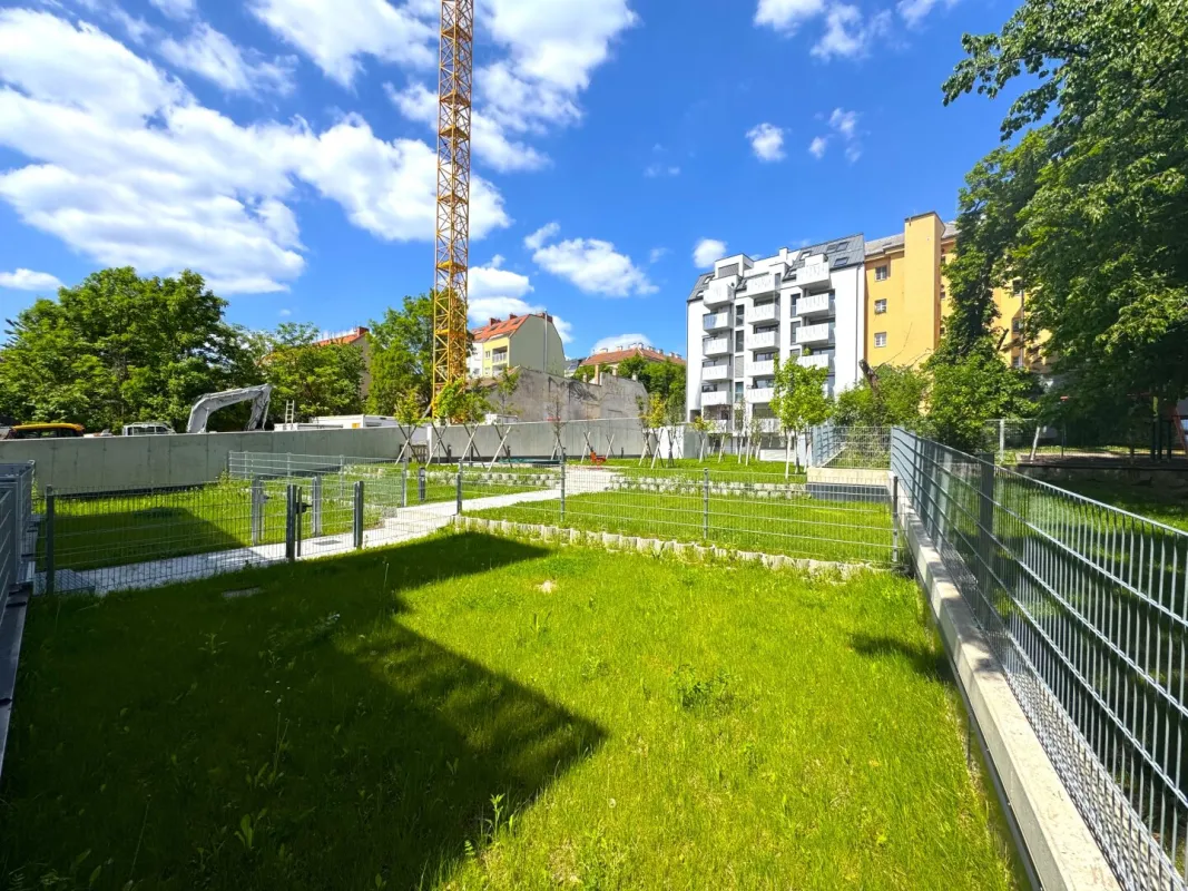 IDYLLE TRIFFT STADTLEBEN – FREIFLÄCHEN - LUFTWÄRMEPUMPE – KELLER – GARAGE – U-BAHN! - Bild 1