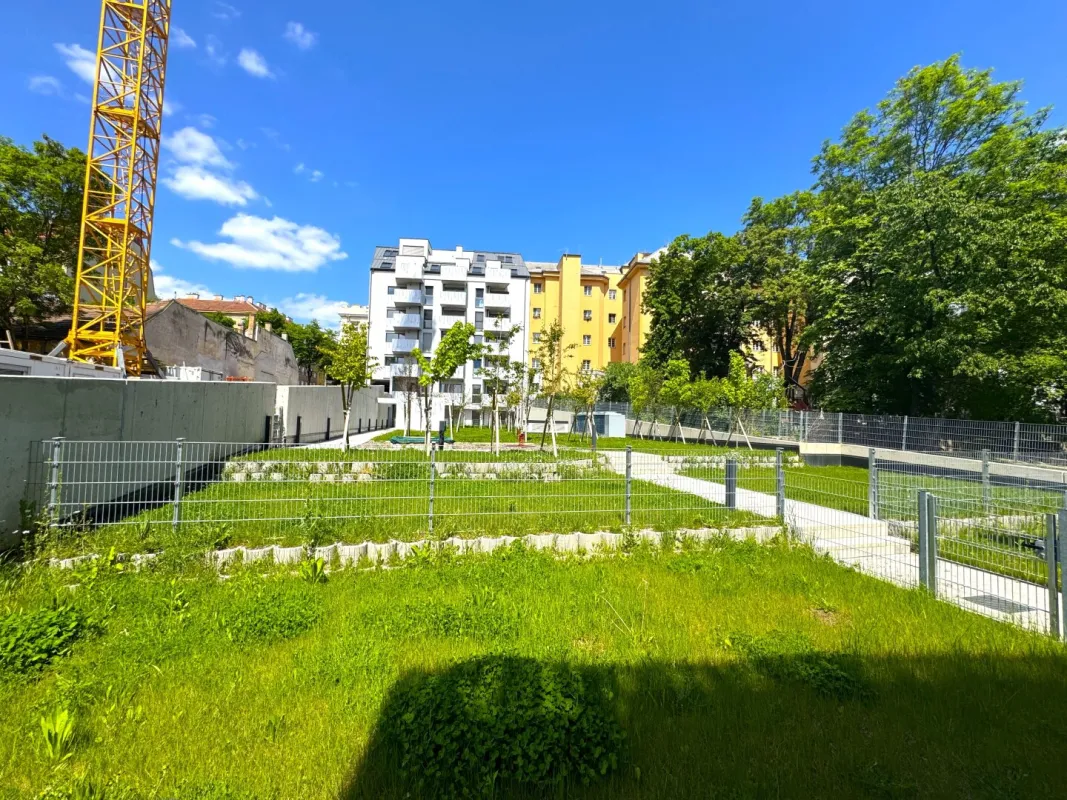 IDYLLE TRIFFT STADTLEBEN – FREIFLÄCHEN - LUFTWÄRMEPUMPE – KELLER – GARAGE – U-BAHN! - Bild 1