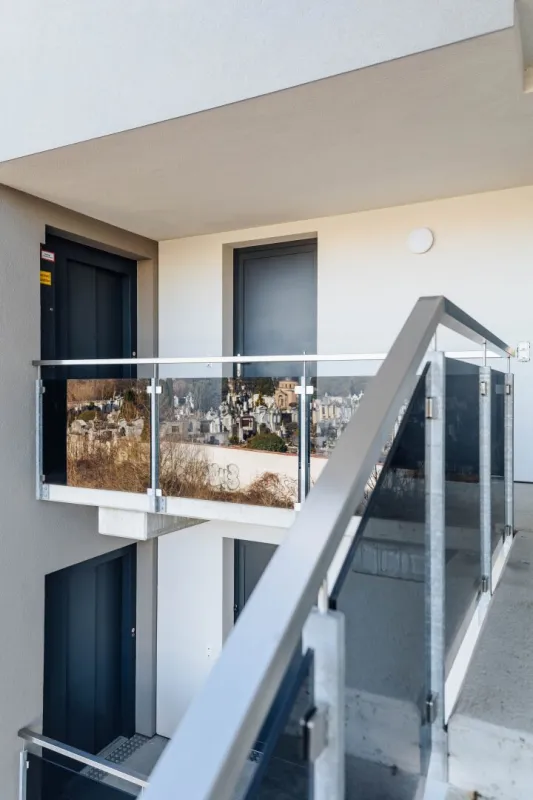 FUßE VOM RUCKERLBERG I DIREKT AM LEONHARDBACH I LKH NÄHE I SÜD-TERRASSE I SACKSTRAßE I ABSOLUTE RUHELAGE I MODERNER GRUNDRISS I EXKLUSIVER NEUBAU I TIEFGARAGE I AB SOFORT VERFÜGBAR I - Bild 1