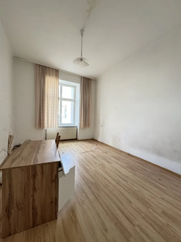 Klassischer Wiener Altbau trifft zentrale Lage – Wohnung mit Charme & Gestaltungsspielraum - Bild 1