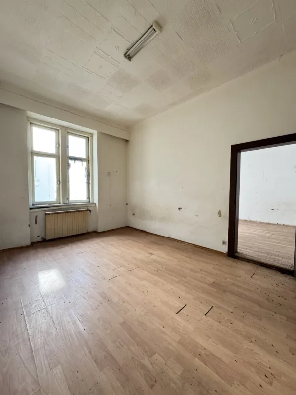 Stilvoller Altbau in Toplage mit Potenzial zur Sanierung - Bild 1