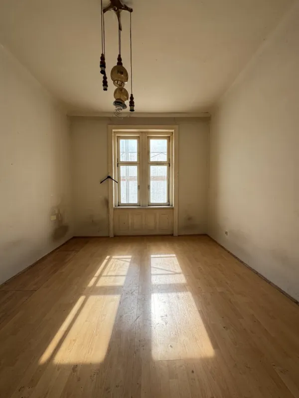 Charmante 2-Zimmer-Altbauwohnung mit Potenzial in zentraler Ruhelage - Bild 1