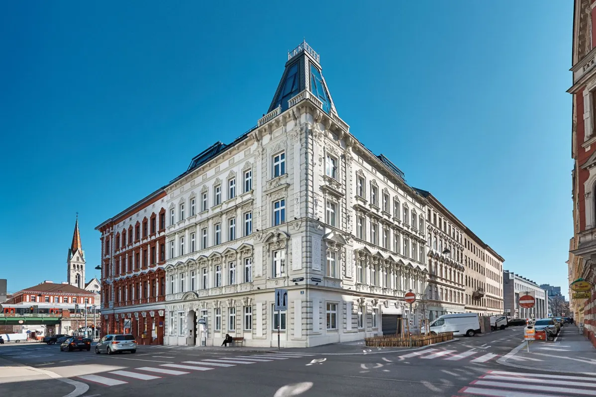 Erstbezug mit hofseitigem Balkon! Vollsanierte Jahrhundertwendeliegenschaft mit Luftwärmepumpe - Bild 1