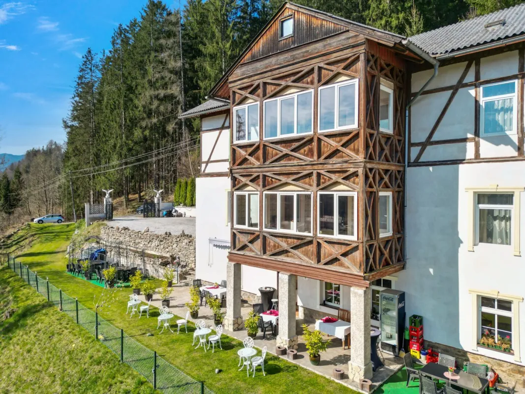 Lambach Villa: Ihr historisches Hotel Juwel für touristische, kulturelle oder soziale Visionen - Traumausblick inklusive! - Bild 1