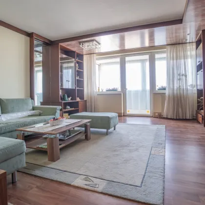 Lichtdurchflutete Wohnung im letzten Lift-Stock mit Tiefgarage und Loggia - Bild 2