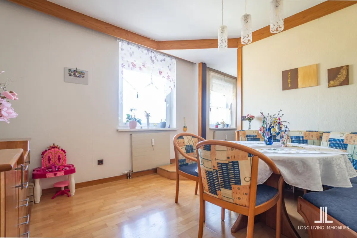 Lichtdurchflutete Wohnung im letzten Lift-Stock mit Tiefgarage und Loggia - Bild 1