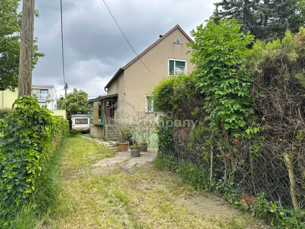 Rarität an der Alten Donau – Sanierungsbedürftiges Ziegelmassivhaus auf Eigengrund mit Potenzial - Bild 1
