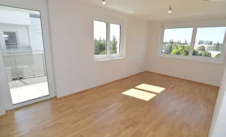 Ruhiger Zwei-Zimmer-Erstbezug mit großen Glasfronten und viel Qualität!
