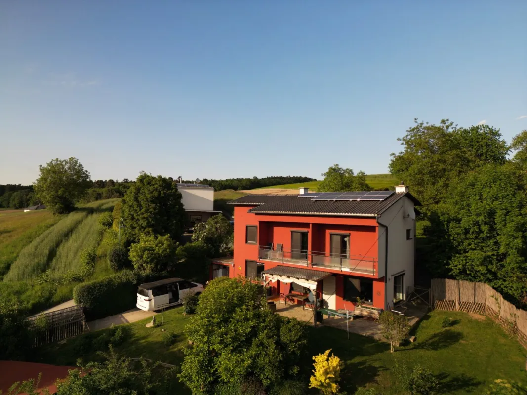 Großzügiges EINFAMILIENHAUS mit Weitblick über die Thermenregion - Bild 1