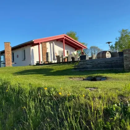 Exklusiver Bungalow mit Garagen und Kellergewölben - Bild 2