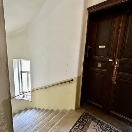Sanierungsbedürftige Altbauwohnung im 1ten Stockwerk, direkt bei Neubaugasse unweit der Mariahilferstraße! - Bild 3