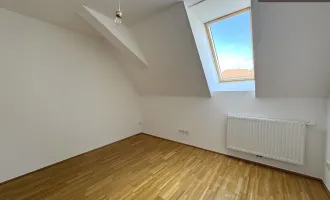 | CHARMANTE & HELLE DACHGESCHOSSWOHNUNG | MODERNE KÜCHE | 2 ZIMMER | TOP LAGE | MIT BLICK AUF DEN HAUPTPLATZ