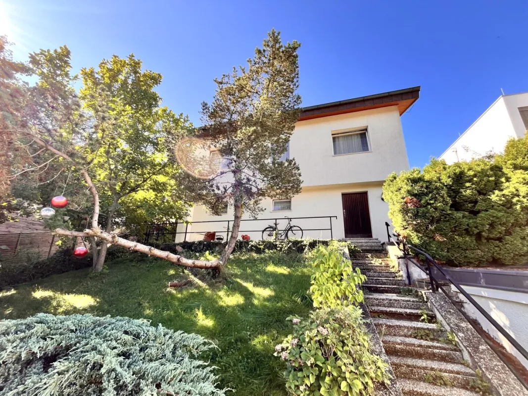 Haus mit Potenzial in Kierling – Ruheoase mit Garten, Pool & Wintergarten - Bild 1