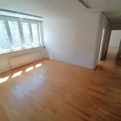 Großzügige Bürofläche mit rund 155 m² und Ausrichtung in den Innenhof! 6 Zimmer + Empfangsbereich direkt bei der Straßenbahn Yppengasse! - Bild 2