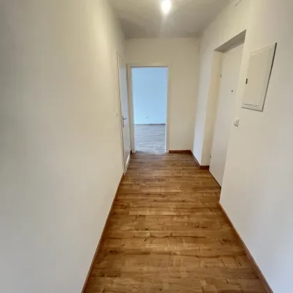 Sanierte 2 Zimmerwohnung mit Balkon mit einladender Aussicht! - Bild 2