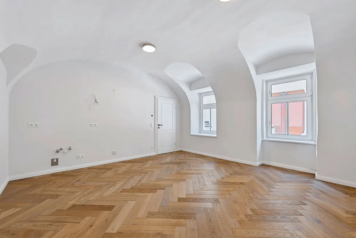 APARTMENT mit stilvoller Gewölbedecke und direktem Straßenzugang - Bild 1