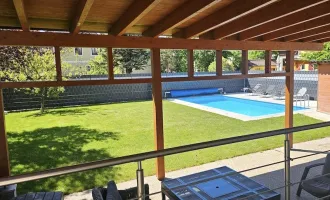 "Familienwohnen" Schönes, geräumiges 2-Familienhaus mit herrlichem Pool & großzügiger überdachter Terrasse