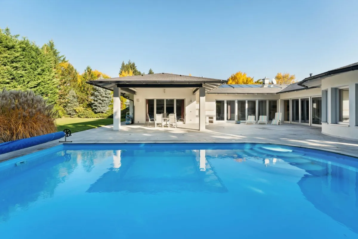 Architekten-Bungalow in Bad Fischau! Im Loftstil | Uneinsehbarer Garten | Pool und Wellnessbereich | Großzügige Garage - Bild 1
