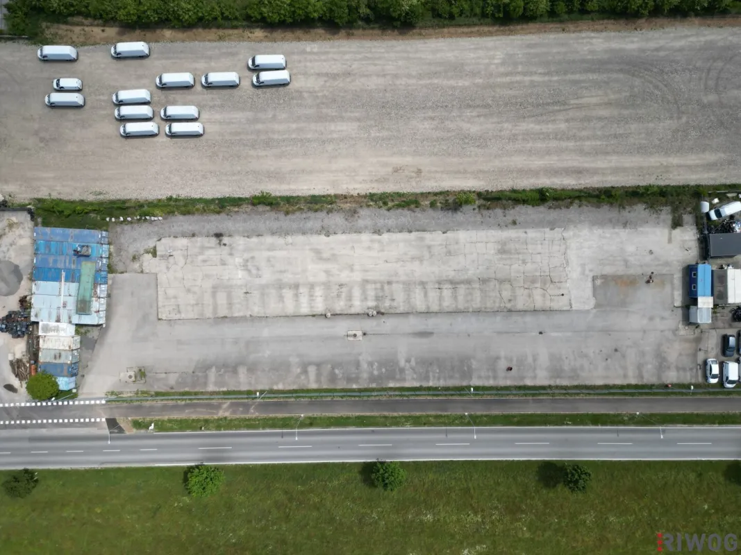 Asphaltierte Freifläche mit ca. 3.700m² | Autobahnanbindung | eingezäunt | Kanal, Strom & Wasser vorhanden - Bild 1