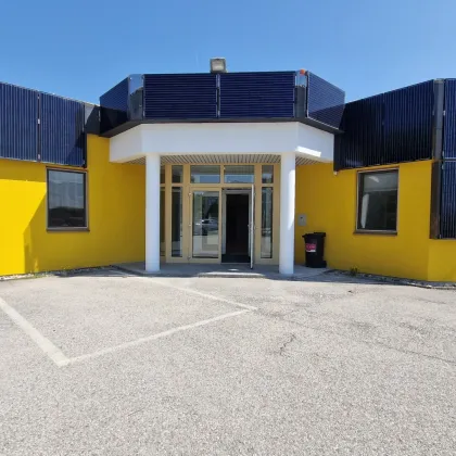 Logistik- und Produktionsstandort mit Weitblick – Hallen, Büros, Werbefläche & Top-Anbindung - Bild 2