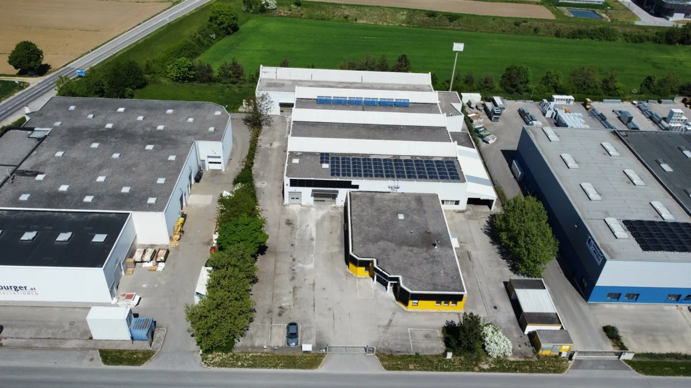 Logistik- und Produktionsstandort mit Weitblick – Hallen, Büros, Werbefläche & Top-Anbindung - Bild 1