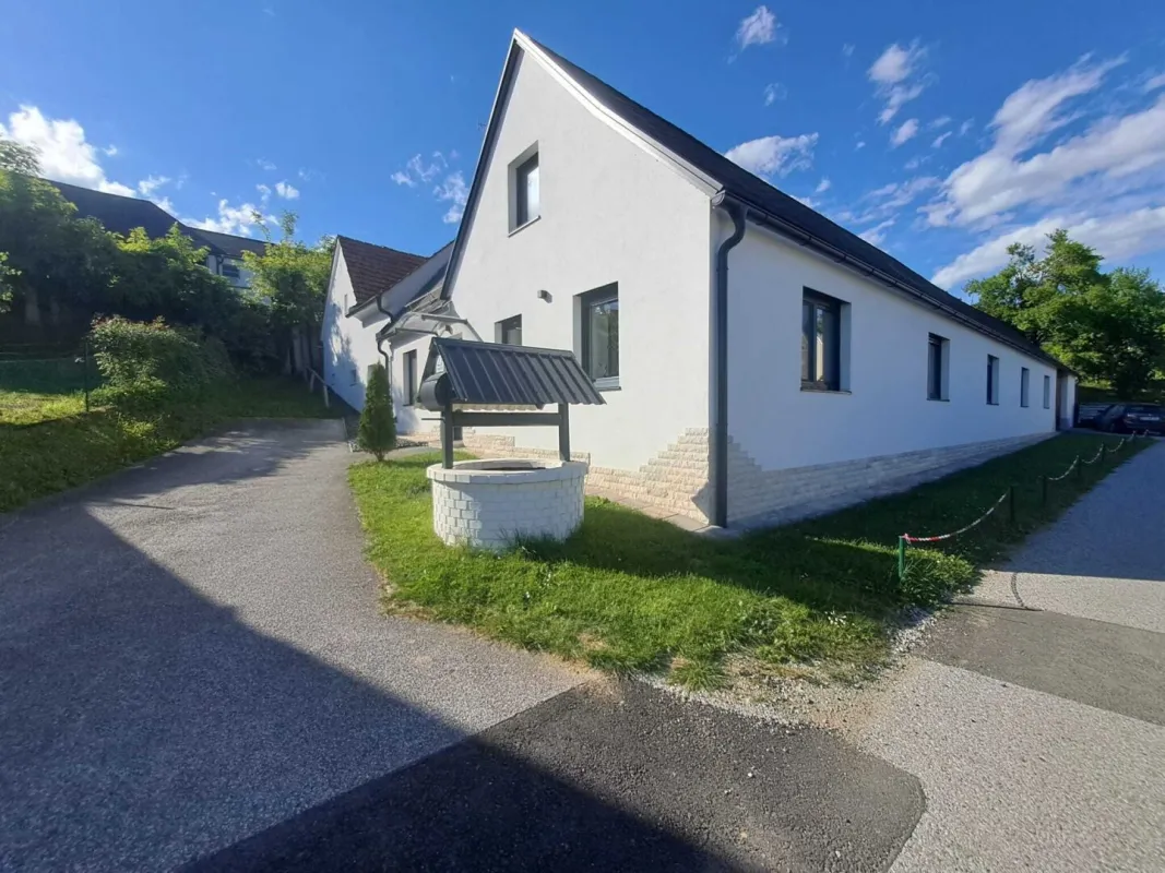 Traditioneller Vierkanthof großzügig mit 6ZI gemütlicher Innenhof, in zentraler Ortslage - Bild 1