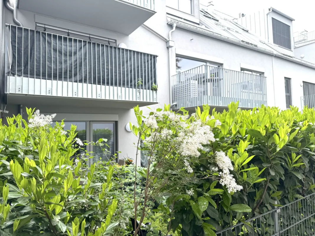 MÖBLIERTES APARTMENT MIT BALKON UND OUTDOOR-POOL IN RUHIGER INNENHOFLAGE - Bild 1