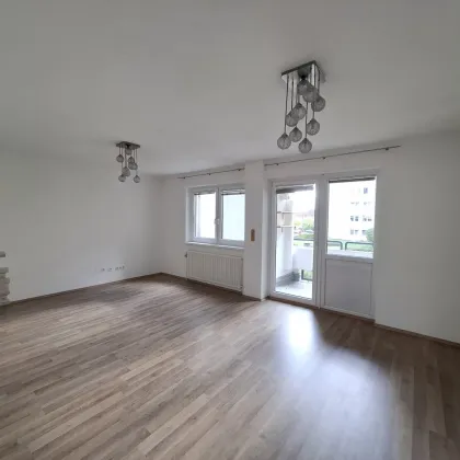 GEMÜTLICHE und HELLE  4 Zimmer-WOHNUNG - LOGGIA -LIFT - Bild 3