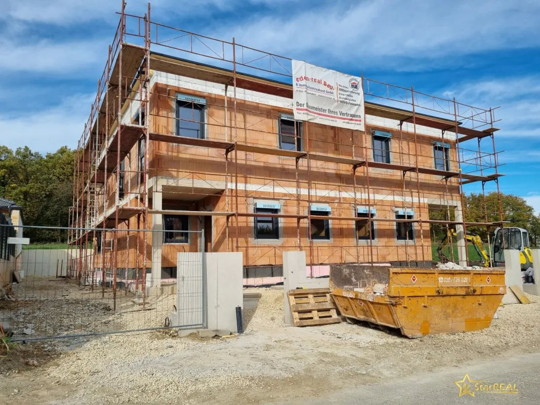LETZTES HAUS VERFÜGBAR! IDEAL FÜR FAMILIEN! 5-ZIMMER-ZIEGELHAUS MIT UNVERBAUBAREN AUSBLICK. MIT KELLER, BALKON, TERRASSE, CARPORT UND GROSSEM GARTEN. - Bild 1