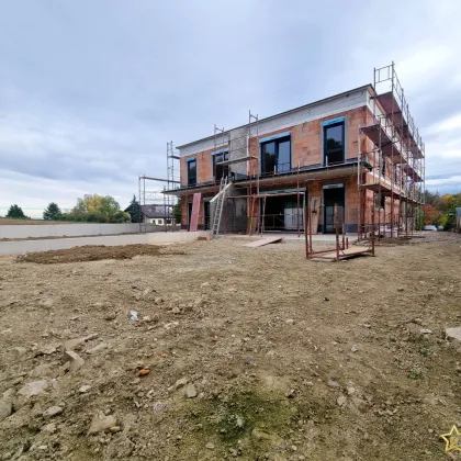 LETZTES HAUS VERFÜGBAR! IDEAL FÜR FAMILIEN! 5-ZIMMER-ZIEGELHAUS MIT UNVERBAUBAREN AUSBLICK. MIT KELLER, BALKON, TERRASSE, CARPORT UND GROSSEM GARTEN. - Bild 2
