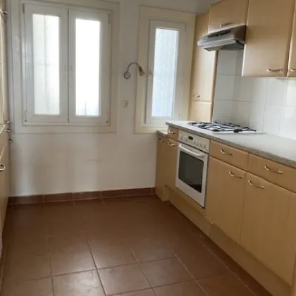 Großzügige, freundliche 3-Zimmerwohnung in charmantem Altbau, Küche, Zimmer zentral begehbar, Nähe Linien 2 + 31 + 33 und U6-Dresdnerstraße1 - Bild 2