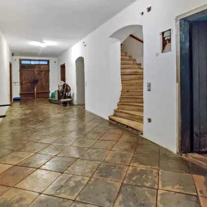 Wohnhaus mit Stallungen im Zentrum von Lambach. - Sanierungspotential mit Widmung „Gemischtes Baugebiet". - Bild 2