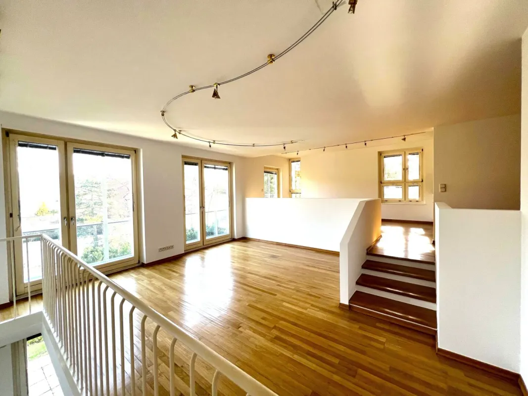 Attraktive ruhig gelegene Maisonetten-Wohnung in Neustift am Walde mit 2 Garagenplätzen, Terrassen, Garten und Balkon - Bild 1