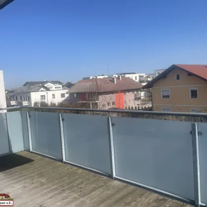 Sehr sonnige 4 Zimmerwohnung mit zwei großen Balkonen & ungestörten tollen Ausblick! - Bild 2