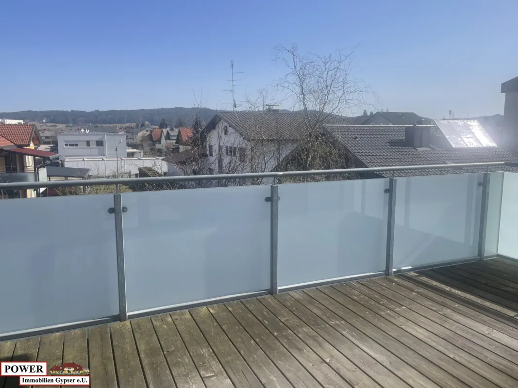 Sehr sonnige 4 Zimmerwohnung mit zwei großen Balkonen & ungestörten tollen Ausblick! - Bild 1